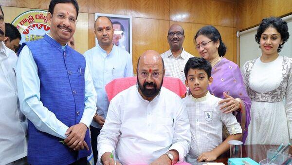 TSRTC Chairman : టీఎస్ఆర్టీసీ ఛైర్మన్ గా బాధ్యతలు స్వీకరించిన ముత్తిరెడ్డి యాదగిరి రెడ్డి