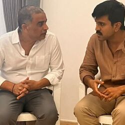 <p>సినీ నిర్మాత దిల్‍రాజు తండ్రి శ్యామ్‍సుందర్ రెడ్డి సోమవారం (అక్టోబర్ 9) కన్నుమూశారు. దీంతో బాధలో ఉన్న దిల్‍రాజును పరామర్శించారు మెగా పవర్ స్టార్ రామ్‍చరణ్.&nbsp;</p>
