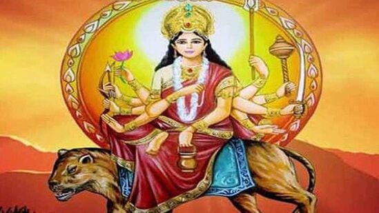 చంద్రజంతి: తృతీయ అంటే నవరాత్రుల మూడవ రోజు చంద్రజంతి దేవతను పూజిస్తారు. ఇది అమ్మవారి వివాహం జరిగిన తరువాత రూపం. ఇక్కడ చంద్రుడు పులి వాహనంపై కూర్చున్న అమ్మవారి తలపై కనిపిస్తాడు. ఈ రూపం చేతుల్లో చక్రం, జపమాల, కాడ, తామరపువ్వు, బాణ విల్లు కమండలం మొదలైనవి ఉంటాయి.