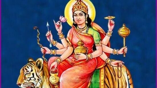కూష్మాండ: అమ్మవారి ఈ రూపం ప్రపంచ సృష్టికర్త అని విశ్వసిస్తారు.ఆమె శక్తి ద్వారానే అన్ని సర్వ సృష్టి జరిగింది. సింహం వాహనంపై కూర్చుని ఉన్న ఈ తల్లిని నవరాత్రుల నాలుగో రోజున పూజిస్తారు.