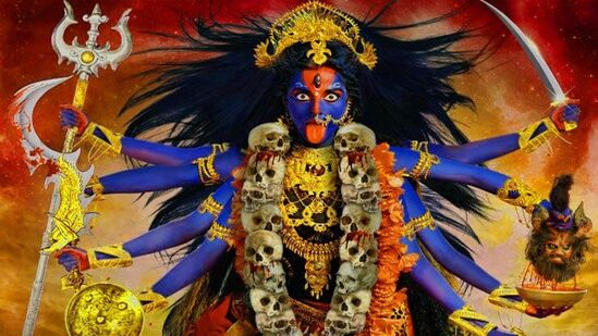 కాళరాత్రి: సప్తమి రోజున కాళరాత్రి దేవిని పూజిస్తారు. రాక్షస సంహారం కోసం తన బంగారు రంగును వదులుకుంటుంది ఈ రూపంలో దేవి నాలుగు చేతులు మరియు నల్లని రంగును కలిగి ఉంటుంది.