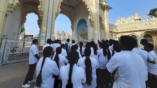 దసరా సమయంలో మైసూరులో పురావస్తు శాఖ గత రెండు దశాబ్దాలుగా హెరిటేజ్ వాక్ ను నిర్వహిస్తోంది. ఇరవై నుంచి ముప్పై వారసత్వ కట్టడాల మార్గంలో రెండు గంటల పాటు నడిచి, నిపుణుల నుంచి చరిత్ర తెలుసుకునే అవకాశం ఉంటుంది. అక్టోబర్ 21, 22 తేదీల్లో మైసూరు ప్యాలెస్ ఎదురుగా చామరాజేంద్ర సర్కిల్ నుంచి హెరిటేజ్ వాక్ ప్రారంభమవుతుంది.