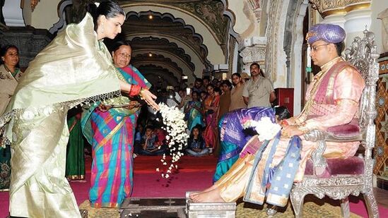 మైసూర్ రాచరిక వైభవానికి, సంస్కృతికి చిహ్నంగా ఉండే రాజ దర్బార్ దసరా ఆకర్షణ. దసరా సమయంలో రాజ కుటుంబీకులు బంగారు సింహాసనాలపై కూర్చొని దర్బార్లు నిర్వహిస్తారు, తొలిరోజు రాజభవన ప్రాంగణంలో పట్టాభిషేక కార్యక్రమాలు జరగనున్నాయి. సాయంత్రం తర్వాత తొమ్మిది రోజుల పాటు ప్రైవేట్ దర్బార్ నిర్వహిస్తారు.