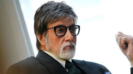 Amitabh Bachchan Birthday: అమితాబ్ నటించిన బద్లా మూవీ కూడా బాగానే వసూలు చేసింది. ఈ సినిమా మెల్లగా మొదలైనా.. తర్వాత మొత్తంగా రూ.87.99 కోట్లు కొల్లగొట్టింది.