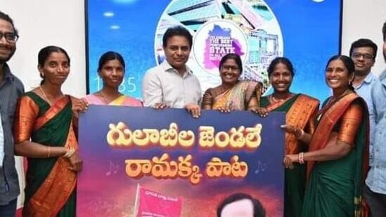 పాలమూరు జిల్లాకు చెందిన కొమ్ము లక్ష్మమ్మ ఈ పాట పాడగా… &nbsp;బొల్లె సుశీల, అనసూయ, శాంతమ్మ, కళమ్మ కోరస్ అందించారు.