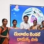 పాలమూరు జిల్లాకు చెందిన కొమ్ము లక్ష్మమ్మ ఈ పాట పాడగా… బొల్లె సుశీల, అనసూయ, శాంతమ్మ, కళమ్మ కోరస్ అందించారు. <p>పాలమూరు జిల్లాకు చెందిన కొమ్ము లక్ష్మమ్మ ఈ పాట పాడగా… బొల్లె సుశీల, అనసూయ, శాంతమ్మ, కళమ్మ కోరస్ అందించారు.</p>