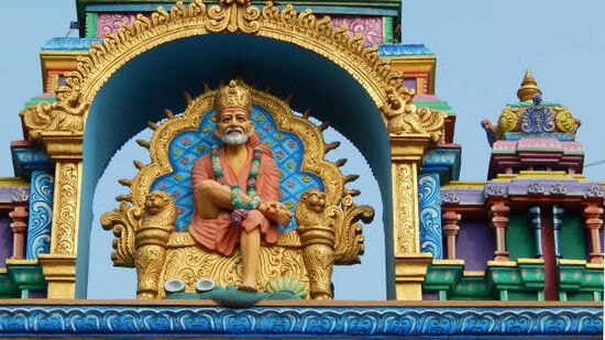 సికింద్రాబాద్ రైల్వే స్టేషన్ (అజంతా ఎక్స్ ప్రెస్ train no. 17064) నుంచి సాయంత్రం 06.50 నిమిషాలకు బయల్దేరుతారు. రాత్రంతా ప్రయాణం ఉంటుంది.