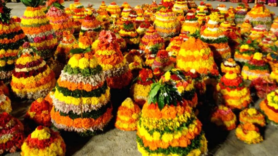 Bathukamma Rituals బతుకమ్మ పండుగలో ఈ ఆచారాలు, వాటి అర్థాలు తెలుసా