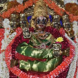 <p>గాయత్రీదేవి అలంకరణలో మెరిసిపోతున్న దుర్గమ్మ</p>