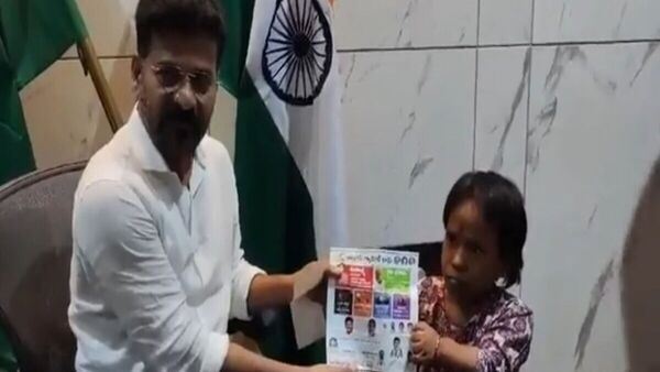 Revanth Reddy : కాంగ్రెస్ అధికారంలోకి రాగానే మొదటి ఉద్యోగం నీకే, దివ్యాంగురాలికి రేవంత్ రెడ్డి గ్యారంటీ రసీదు