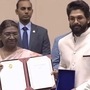 రాష్ట్రపతి ద్రౌపది ముర్ము నుంచి అవార్డు అందుకుంటున్న అల్లు అర్జున్