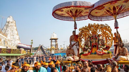 తిరుమల శ్రీవారి న‌వ‌రాత్రి బ్రహ్మోత్సవాల్లో నాలుగో రోజైన బుధ‌వారం మలయప్పస్వామి కల్పవృక్ష వాహనంపై రాజమన్నార్ అలంకారంలో భక్తులు దర్శనమిచ్చారు.&nbsp;