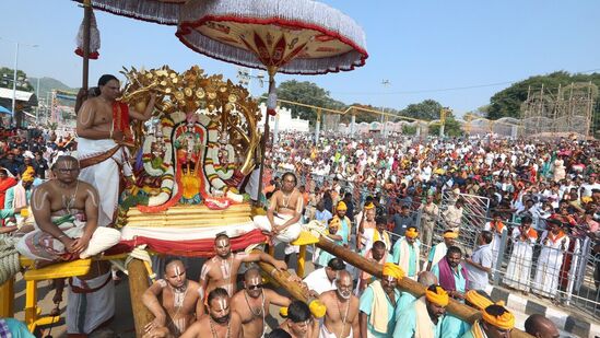 కల్పవృక్ష వాహనం ముందు గజరాజులు నడుస్తుండగా, భక్తజన బృందాలు భజనలు, కోలాటాలు, మంగళవాయిద్యాలతో స్వామివారి వాహనసేవ కోలాహలంగా జరిగింది.