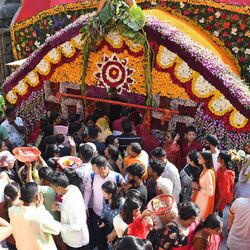 <p>శక్తి ఆరాధనలో కామాఖ్య ఆలయానికి ముఖ్యమైన ప్రాముఖ్యత ఉంది. ఇక్కడ వేడుకలు కృష్ణ నవమి రోజు ప్రారంభమై అశ్వయుజ మాస శుక్ల నవమి రోజున ముగుస్తాయి.&nbsp;</p>