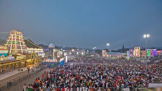 ఏనుగులు, అశ్వాలు ఠీవీగా ముందు వెళ్తుండగా.. భక్తుల కోలాటాలు, డప్పు వాయిద్యాలు, ఇతర కళా ప్రదర్శనల నడుమ వాహన సేవ కోలాహలంగా సాగింది. భారీగా తరలివచ్చిన భక్తుల గోవిందనామస్మరణతో తిరువీధులు మార్మోగాయి.