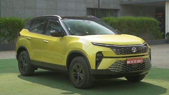 టాటా హ్యారియర్ 2023 ఫేస్ లిఫ్ట్ (Tata Harrier SUV facelift) వర్షన్ ఎక్స్ షో రూమ్ ధర రూ. 15.49 లక్షల నుంచి రూ. 24.49 లక్షల మధ్య ఉంటుంది. ఆటోమేటిక్ ట్రాన్స్ మిషన్ వేరియంట్ల ప్రారంభ ధర (ఎక్స్ షో రూమ్ ధర) రూ. 19.99 లక్షలుగా ఉంది.