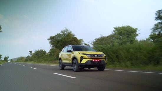 టాటా హారియర్ SUV ఫేస్‌లిఫ్ట్ వర్షన్ గ్లోబల్ NCAP ఫైవ్-స్టార్ రేటింగ్‌తో వస్తుంది. ఇది ఏడు ఎయిర్‌బ్యాగ్‌లు, 360-డిగ్రీ కెమెరా, ఫ్రంట్ పార్కింగ్ సెన్సార్లు, టైర్ ప్రెజర్ మానిటరింగ్ సిస్టమ్ మొదలైన వాటితో సహా అనేక భద్రతా లక్షణాలను కలిగి ఉంది.