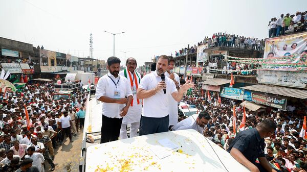 Rahul Gandhi in Bhupalpally : కేసీఆర్ పై ఈడీ, సీబీఐ కేసులు ఎందుకు వేయడం లేదు..?