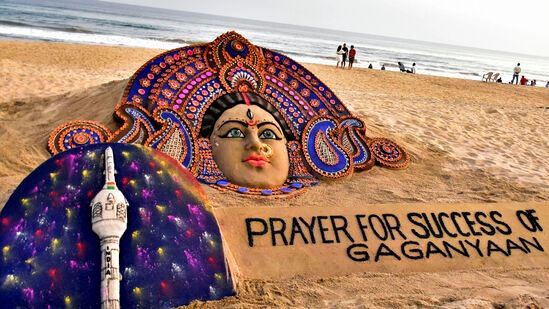 ఇస్రో.. ఇప్పటివరకు మనుషులను అంతరిక్షంలోకి పంపించలేదు. గగన్​యాన్​తో ఈ బాధ్యతను సమర్థవంతంగా పూర్తిచేయాలని భావిస్తోంది. ఇది సక్సెస్​ అయితే.. అమెరికా, రష్యా, చైనా తర్వాత ఈ ఘనత సాధించిన నాలుగో దేశంగా భారత్​ నిలుస్తుంది.