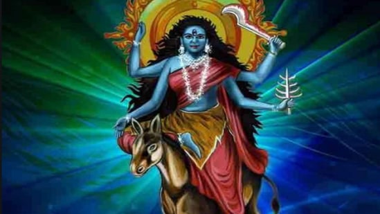 మా కాలరాత్రి పూజా విధానం: ఇతర రోజుల లాగానే నవరాత్రి సప్తమి తిథి నాడు పూజ చేయవచ్చు, కానీ కాళీమాతను ఆరాధించడానికి &nbsp;అర్ధరాత్రి సమయం అత్యంత పవిత్రమైన సమయంగా భావిస్తారు. అందుకుగానూ, ముందుగా ప్రార్థనా స్థలాన్ని బాగా శుభ్రం చేసి, చతురస్రంపై ఎర్రటి వస్త్రాన్ని పరచి, మా కాళరాత్రి విగ్రహాన్ని లేదా చిత్రాన్ని ఉంచండి. పూజ సమయంలో మా కాళరాత్రికి రతీ పుష్పాలను సమర్పించండి. బెల్లం సమర్పించండి. తర్వాత కర్పూరం లేదా దీపంతో హారతి ఇవ్వండి. దీని తరువాత, ఎర్ర చందనం పూసలతో కాళీమాత మంత్రాన్ని జపించండి.