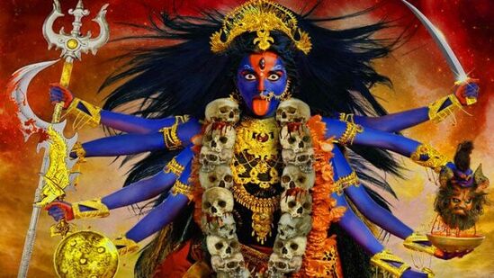 నవరాత్రుల సందర్బంగా తొమ్మిది రోజులలో దుర్గాదేవి యొక్క తొమ్మిది విభిన్న రూపాలను పూజిస్తారు. నవరాత్రులలో ఏడవ రోజు కాళరాత్రి మాతను పూజిస్తారు. కాళరాత్రి అమ్మవారిని పూజిస్తే సకల ఫలితాలు కలుగుతాయని భక్తులు విశ్వసిస్తారు. తంత్ర మంత్రాల అభ్యాసకులు కాళరాత్రి మాతను ప్రత్యేకంగా పూజిస్తారు. కాళరాత్రి మాతను పూజిస్తే ప్రజలు భయం నుండి విముక్తి పొందుతారు. కాళిమాత తన భక్తులను అకాల మరణం నుండి కాపాడుతుందని నమ్ముతారు.
