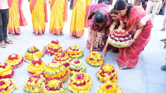 ముందుగా బతుకమ్మలను పూజలు నిర్వహించిన అనంతరం ఈ సద్దుల బతుకమ్మకు &nbsp;ఊరేంగింపుగా పెద్ద ఎత్తున వచ్చిన మహిళలతో కలిసి సీఎస్ శాంతి కుమారి, కార్యదర్శులు శైలజ రామయ్యర్, శ్రీదేవిలు బతుకమ్మ ఆడారు.&nbsp;