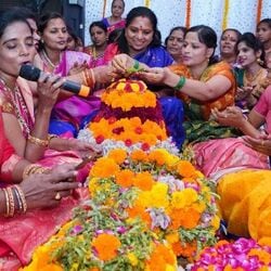 <p>బతుకమ్మ వేడుకల్లో పాల్గొనడానికి సోలాపూర్ విచ్చేసిన కల్వకుంట్ల కవితకు స్థానిక నాయకులు, ప్రజలు ఘన స్వాగతం పలికారు. పట్టణంలోని పుంజల్ మైదాన్ లో జరిగిన సంబరాల్లో పెద్ద సంఖ్యలో పాల్గొన్న ఆడబిడ్డలతో కలిసి కవిత బతుకమ్మ ఆడారు. సోలాపూర్ లో మధ్యాహ్నం నగేష్ వాల్యాల్ నివాసంలో బతుకమ్మను పేర్చారు. దత్త మందిర్ నుంచి మొదలైన బతుకమ్మ ర్యాలీలో కవిత మహిళలతో కలిసి నడిచారు.</p>