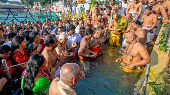 స్నపనతిరుమంజనంలో ముందుగా విష్వక్సేనారాధన, పుణ్యహవచనం, ముఖ ప్రక్షాళన, ధూపదీప నైవేద్యం, ఛత్ర ఛామర వ్యజన దర్పణాది నైవేద్యం, రాజోపచారం నిర్వహించారు. అర్ఘ్యపాద నివేదనలో భాగంగా పాలు, తేనె, కొబ్బరినీళ్లు, పసుపు, గంధంతో స్నపనం నిర్వహించారు. &nbsp;