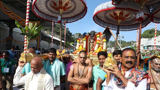 సోమవారం తెల్లవారుజామున 4 నుంచి 6 గంటల వరకు స్వామివారికి పల్లకీ ఉత్సవం వైభవంగా జరిగింది.&nbsp;