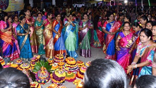 &nbsp;వరంగల్ భద్రకాళి గుడి వద్ద బతుకమ్మ ఆడుతున్న మహిళలు