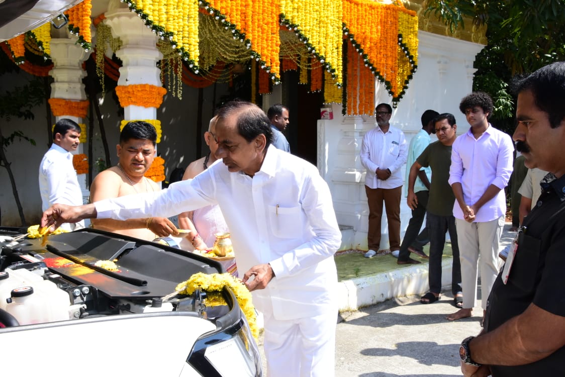 ఆయుధ పూజలో కేసీఆర్ 