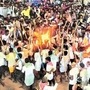బన్ని ఉత్సవంలో కర్రలతో తలపడుతున్న భక్తులు బన్ని ఉత్సవంలో కర్రలతో తలపడుతున్న భక్తులు