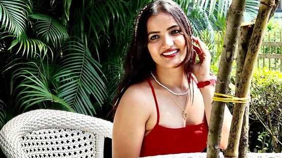 టీవీ సీరియళ్లు, షార్ట్ ఫిలిమ్స్ కంటే ఎక్కువగా బిగ్ బాస్ తెలుగు 5వ సీజన్ ద్వారా పాపులర్ అయిన సిరి హన్మంతు.&nbsp;