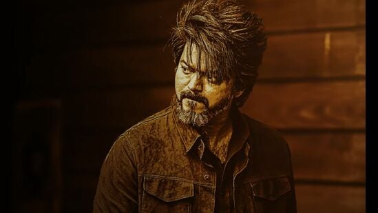 Leo Box Office Collections: లియోకి మరీ ఎక్కువ బిల్డప్ ఇచ్చారు. ఇది చాలా హాని చేస్తుంది. ఏ ఇతర సినిమా లేదు కాబట్టి లియో ఇంకా థియేటర్లలో ఆడుతోంది. ఉదయం షోలు లేకపోవడం వల్ల 10 శాతం కలెక్షన్లు తగ్గిన మాట వాస్తవమే. కానీ సినిమా సెకండాఫ్ చాలా బలహీనంగా ఉంది. దీనికి పూర్తి బాధ్యత డైరెక్టర్ లోకేష్ కనగరాజ్ దే అని శ్రీధర్ స్పష్టం చేశాడు.