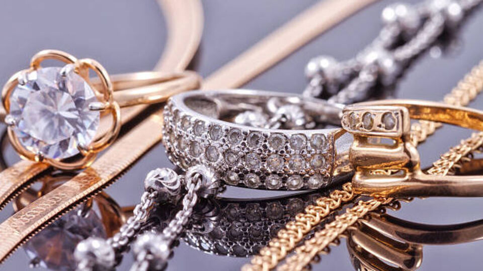 Gold and Silver పొరపాటున కూడా బంగారం, వెండి నగలు కలిపి ఉంచొద్దు.. ఈ