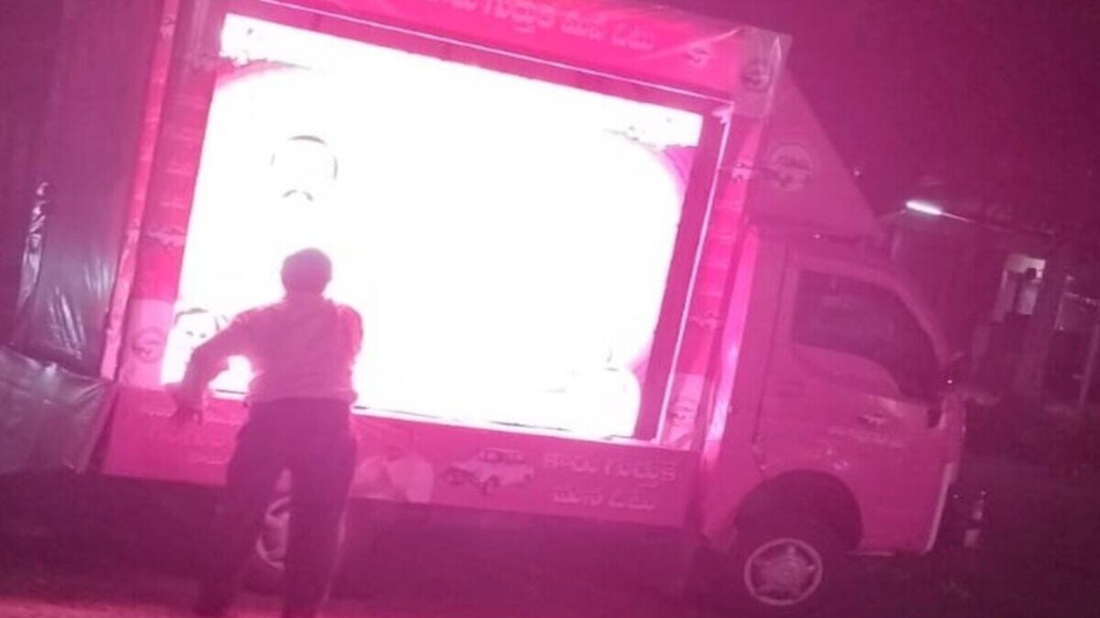 Karimnagar News : మంత్రి ఫొటోను చెప్పుతో కొట్టిన ప్రభుత్వ టీచర్, కేసు నమోదు!