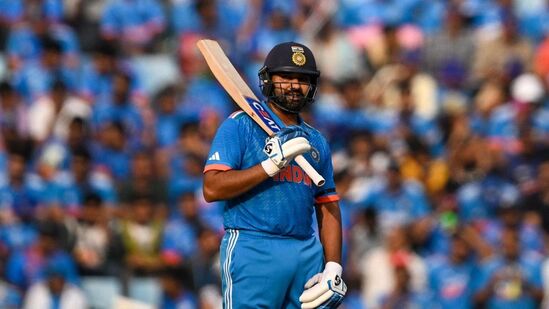 Rohit Sharma Record: వరల్డ్ కప్ 2023లో ఇంగ్లండ్ పై విజయంతో రోహిత్ శర్మ సరికొత్త రికార్డును సొంతం చేసుకున్నాడు. అంతర్జాతీయ క్రికెట్ లో కనీసం 100 మ్యాచ్ లలో కెప్టెన్ గా వ్యవహరించిన వాళ్లలో అత్యధిక విజయాలు అందుకున్న కెప్టెన్ గా నిలిచాడు. రోహిత్ ఇప్పటి వరకూ ఇండియాను 100 మ్యాచ్ లలో లీడ్ చేయగా.. 74 విజయాలు సాధించాడు. అంటే 74 విజయాల శాతంతో టాప్ లోకి దూసుకెళ్లాడు.