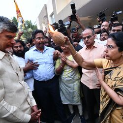 <p>ఉండవల్లి నివాసంలో చంద్రబాబుకు దిష్టి తీస్తున్న సతీమణి భువనేశ్వరి</p>