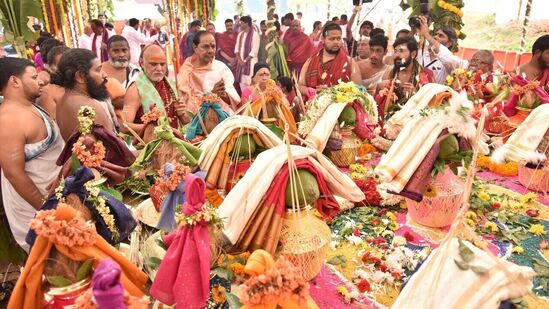 వేద మంత్రోచ్ఛారణల మధ్య యాగం నిర్విఘ్నంగా సాగుతోంది. గురువారం రెండో రోజు యాగశాలలో రాజశ్యామల అమ్మవారు శివకామసుందరీ దేవి అలంకరణలో దర్శనమిచ్చారు. అమ్మవారి అవతారానికి పీఠాధిపతులు స్వరూపానందేంద్ర, స్వాత్మానందేంద్ర స్వాములు ప్రత్యేక హారతులు ఇచ్చారు. ముఖ్యమంత్రి కేసీఆర్‌ దంపతులు రాజశ్యామల యంత్రానికి, సుబ్రహ్మణ్య షడావరణ యంత్రానికి పూజలు చేసారు.&nbsp;