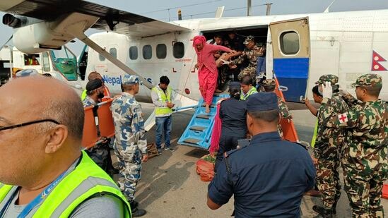 భూకంపం ప్రభావిత ప్రాంతాల్లో సహాయక చర్యలు జోరుగా సాగుతున్నాయి. హెలికాప్టర్ల సాయంతో క్షతగాత్రులను ఆసుపత్రికి తరలిస్తోంది యంత్రాంగం.