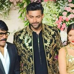 <p>ఈ వివాహ రిసెప్షన్‍కు మెగాస్టార్, వరుణ్ తేజ్ పెదనాన్న చిరంజీవి హాజరయ్యారు. ఇటలీలో వరుణ్, లావణ్య వివాహానికి వెళ్లిన చిరూ.. రిసెప్షన్‍‍లోనూ వారిని ఆశీర్వదించారు.&nbsp;</p>