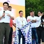 యేజుస్ ఫెడరల్ లీఫ్ ఇన్సూరెన్స్ ఆధ్వర్యంలో జరిగిన ఈ మారథాన్ ను సచిన్ టెండూల్కర్ జెండా ఊపి ప్రారంభించారు. ఈ మారథాన్ కార్యక్రమంలో దాదాపు 8,000 మందికి పైగా రన్నర్లు పాల్గొనడం తనకు చాలా అద్భుతంగా అనిపించిందని సచిన్ టెండూల్కర్ అన్నారు. <p>యేజుస్ ఫెడరల్ లీఫ్ ఇన్సూరెన్స్ ఆధ్వర్యంలో జరిగిన ఈ మారథాన్ ను సచిన్ టెండూల్కర్ జెండా ఊపి ప్రారంభించారు. ఈ మారథాన్ కార్యక్రమంలో దాదాపు 8,000 మందికి పైగా రన్నర్లు పాల్గొనడం తనకు చాలా అద్భుతంగా అనిపించిందని సచిన్ టెండూల్కర్ అన్నారు.</p>