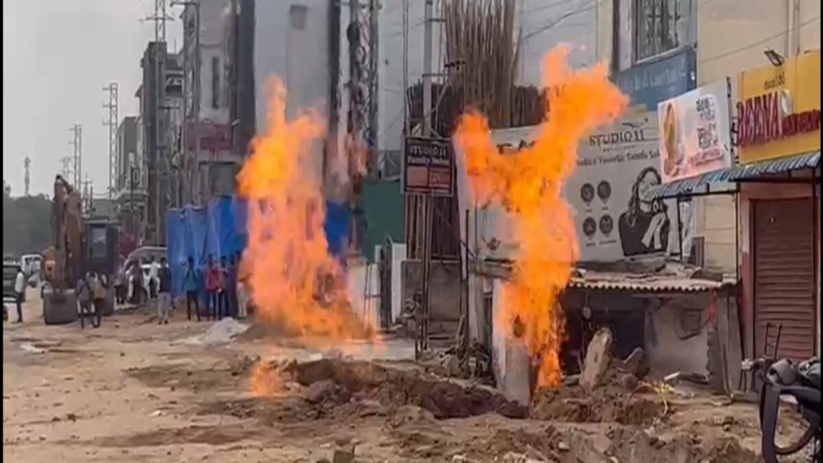 Kompally Gas Pipe Line Leak : కొంపల్లిలో గ్యాస్ పైప్ లైన్ లీక్, భారీగా ఎగసిపడుతున్న మంటలు