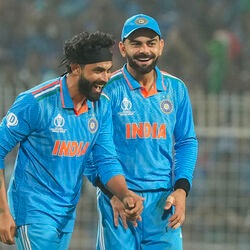 <p>World Cup 2023 Latest Points Table: వరల్డ్ కప్ 2023లో ఇండియన్ టీమ్ టాప్ లో తన స్థానాన్ని ఖాయం చేసుకుంది. వరుసగా 8 విజయాలతో 16 పాయింట్లు సాధించింది టీమిండియా. మరే టీమ్ కి కూడా ఇక 16 పాయింట్లు సాధించే అవకాశమే లేదు. దీంతో చివరి మ్యాచ్ ఫలితంతో సంబంధం లేకుండా టాప్ ప్లేస్ తోనే ఇండియా సెమీఫైనల్లో అడుగుపెట్టనుంది. ఇండియా 8 మ్యాచ్ లలో 16 పాయింట్లు, +2.456 నెట్ రన్ రేట్ తో టాప్ లో ఉంది. శ్రీలంకపై 302, సౌతాఫ్రికాపై 243 రన్స్ తేడాతో సాధించిన భారీ విజయాలతో ఇండియా నెట్ రన్ రేట్ ఎంతో మెరుగైంది.</p>
