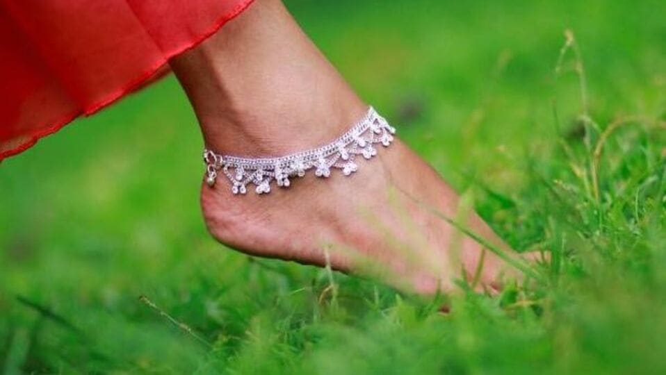 Wearing Silver Health Benefits కాళ్లకు వెండి పట్టీలు ధరిస్తే ఇన్ని