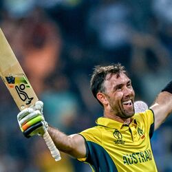 <p>Maxwell Records: ఆస్ట్రేలియా బ్యాటర్ గ్లెన్ మ్యాక్స్‌వెల్ వన్డే క్రికెట్ చరిత్రలో నిలిచిపోయే ఇన్నింగ్స్ ఆడిన సంగతి తెలుసు కదా. ఈ ఇన్నింగ్స్ ద్వారా అతను ఎన్నో రికార్డులు సొంతం చేసుకున్నాడు. అందులో మొట్టమొదటిది వన్డే క్రికెట్ లో చేజింగ్ లో డబుల్ సెంచరీ చేసిన తొలి క్రికెటర్ గా మ్యాక్స్‌వెల్ నిలవడం. గతంలో పాకిస్థాన్ బ్యాటర్ ఫఖర్ జమాన్ 193 రన్స్ తో టాప్ లో ఉండగా.. ఇప్పుడా రికార్డును మ్యాక్సీ బ్రేక్ చేశాడు.</p>