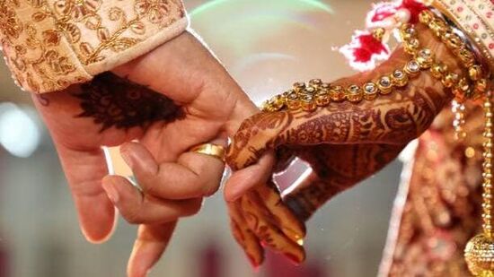 తుల: ప్రేమ జీవితానికి ఈరోజు అనుకూలంగా ఉండదు. విభేదాలు సంబంధాల విచ్ఛిన్నానికి దారితీస్తాయి. ఓపికగా పని చేయండి. మీ మాటలను నియంత్రించండి. మీ భాగస్వామి పట్ల పరస్పర విశ్వాసం పెరుగుతుంది.