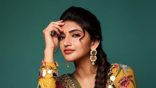 భ‌గ‌వంత్ కేస‌రి త‌ర్వాత నెల రోజుల గ్యాప్‌లోనే ఆదికేశ‌వ‌తో తెలుగు ప్రేక్ష‌కుల ముందుకు రాబోతోంది శ్రీలీల‌.&nbsp;