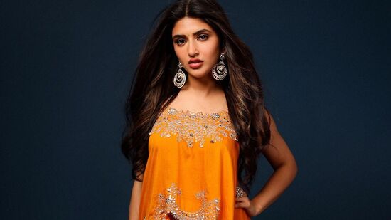 బాల‌కృష్ణ హీరోగా న‌టించిన భ‌గ‌వంత్ కేస‌రిలో గ్లామ‌ర్ రోల్ కాకుండా యాక్టింగ్‌కు స్కోప్ ఉన్న పాత్ర‌లో క‌నిపించి స‌ర్‌ప్రైజ్ చేసింది శ్రీలీల‌.&nbsp;