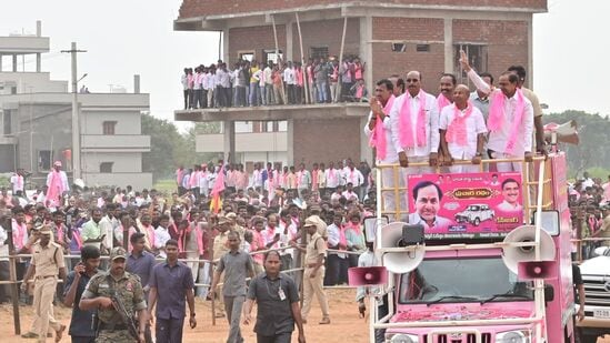 ఆర్‌వో కార్యాల‌యానికి ప్రచారం రథంపై వెళ్లారు కేసీఆర్. కేసీఆర్ నామినేషన్ కార్యక్రమానికి పార్టీ కార్యకర్తలు అభిమానులు భారీగా తరలివచ్చారు.